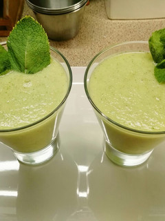 Una foto de Sopa fría verde