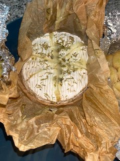 Una foto de Camembert al horno con ajo