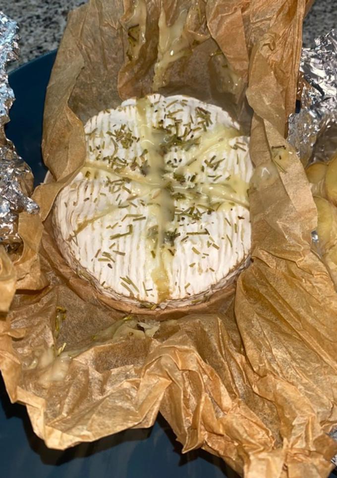 Una foto de Camembert al horno con ajo