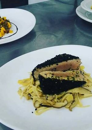 Foto de Atum empanado com gergelim preto servido com mix de cogumelos