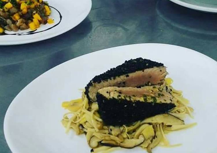 Atum empanado com gergelim preto servido com mix de cogumelos -
Tudogosreceitas