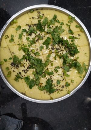 ખમણ ઢોકળા (Khaman Dhokla recipe in Gujarati) રેસીપી મુખ્ય ફોટો