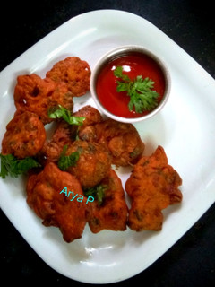 कांदा भजिया (Kanda Bhajiya recipe in Hindi) रेसिपी मुख्य फोटो