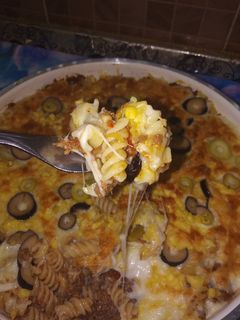 صورة لوصفة معكرونة بصوص اللحمة المفرومة والجبنة الموتزاريلا والزيتون 🍟🍟🍟