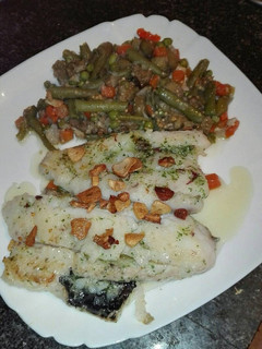 Una foto de Merluza a la plancha con ajo frito y verduras