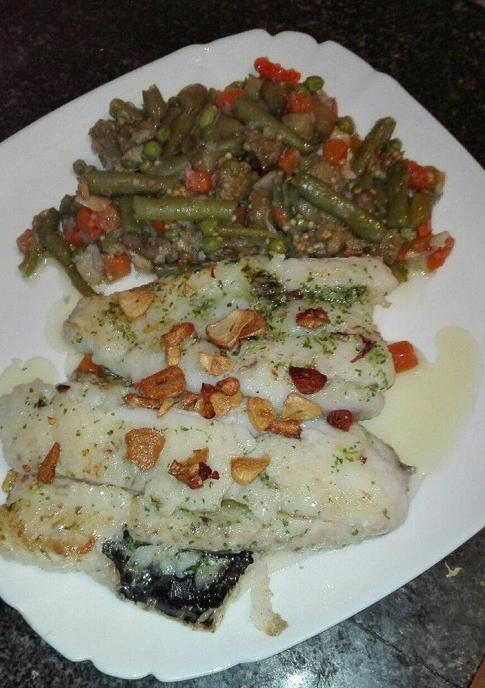 Una foto de Merluza a la plancha con ajo frito y verduras