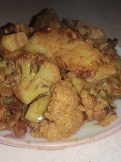 फ्राई आलू गोभी(fry aloo gobhi recipe in hindi) रेसिपी मुख्य फोटो