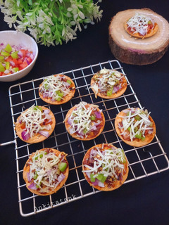 બિસ્કીટ પીઝા (Biscuit Pizza Recipe In Gujarati) રેસીપી મુખ્ય ફોટો