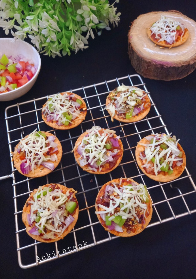 બિસ્કીટ પીઝા (Biscuit Pizza Recipe In Gujarati) રેસીપી મુખ્ય ફોટો