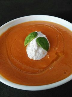 Una foto de Crema de tomate y albahaca