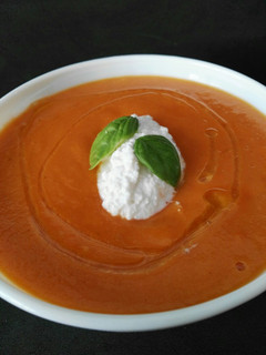 Una foto de Crema de tomate y albahaca