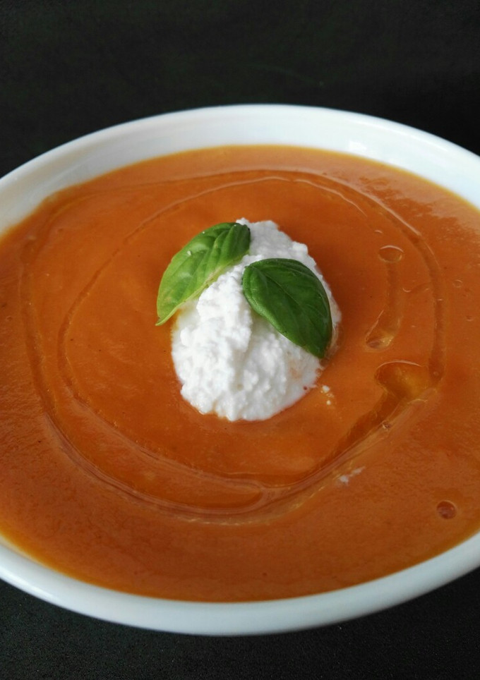 Una foto de Crema de tomate y albahaca