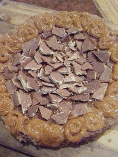 Una foto de Torta de chocolate y dulce de leche. Súper fácil!!! 🍫☕