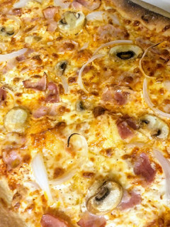 Una foto de Pizza carbonara