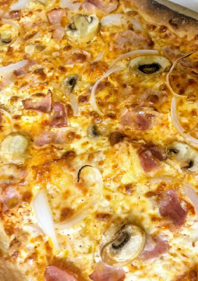 Una foto de Pizza carbonara