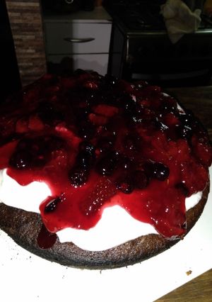 Una foto de Brownie con frutos rojos