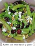 Ensalada de ejotes con arándanos y queso panela
