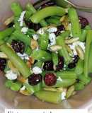 Ensalada de ejotes con arándanos y queso panela