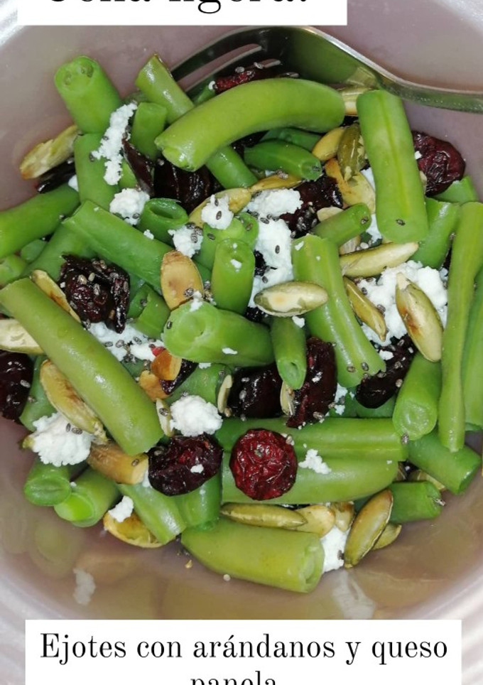 Una foto de Ensalada de ejotes con arándanos y queso panela