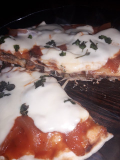 Una foto de Pizza rellena súper rica🍕🍕🍕
