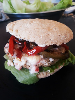 Una foto de Hamburguesas de pollo con mayonesa de ajo y pan casero