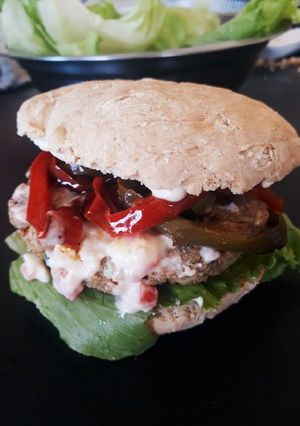 Una foto de Hamburguesas de pollo con mayonesa de ajo y pan casero