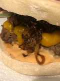 Hambúrguer caseiro com cebola caramelizada