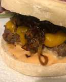 Hambúrguer caseiro com cebola caramelizada