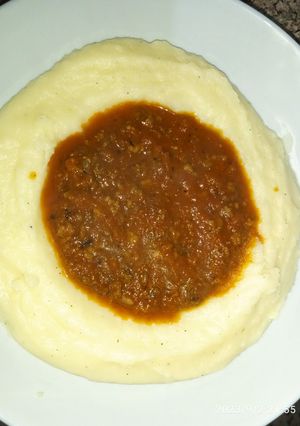 Une photo de Purée de pommes de terre 🥔 à la sauce tomate 🍅 et viande hachée