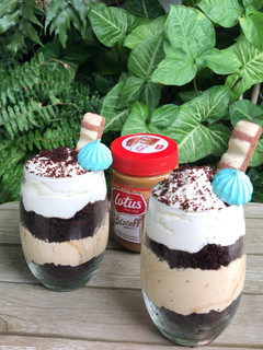 Una foto de Trifle de chocolate y mousse de crema lotus