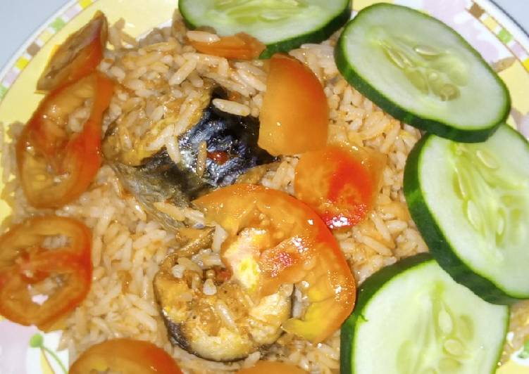 Simple Way to Prepare Quick Jollof rice with sliced cucumbers and fresh tomatoes