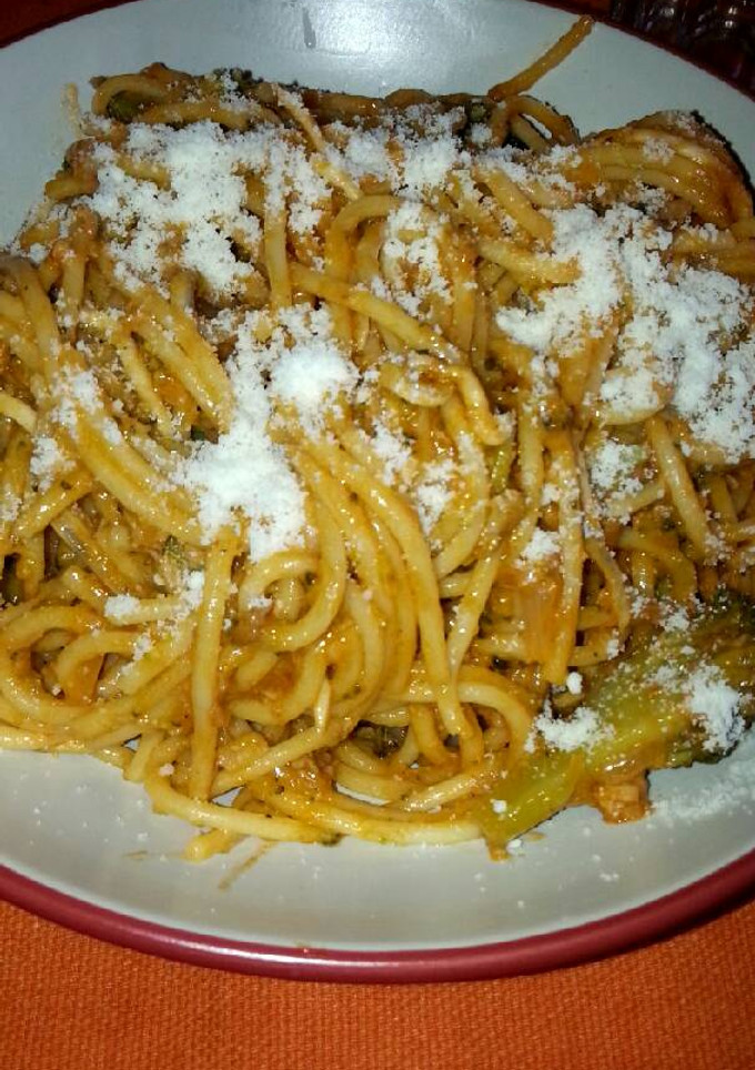 Una foto de Espaguetis con gulas y atún