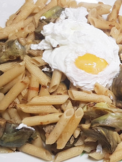 Una foto de Pasta integral con alcachofas y huevo