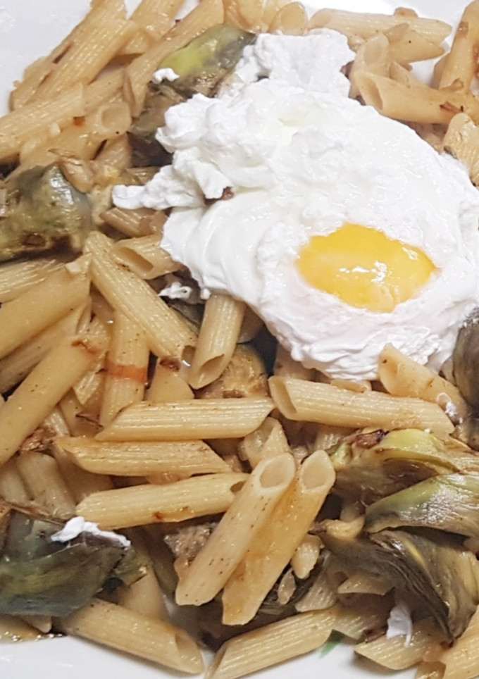 Una foto de Pasta integral con alcachofas y huevo