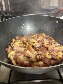 Una foto de Wok de morro de cerdo salteado con shiitake