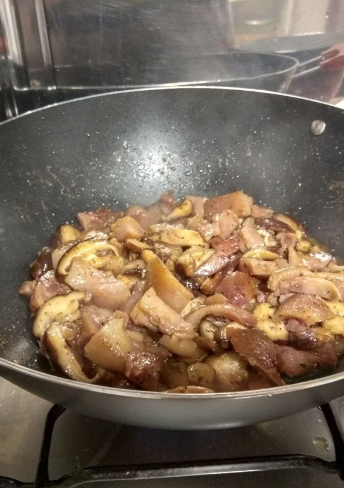 Una foto de Wok de morro de cerdo salteado con shiitake