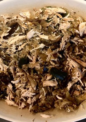 Una foto de Shawarma de pollo con verduras en la crockpot 🍗