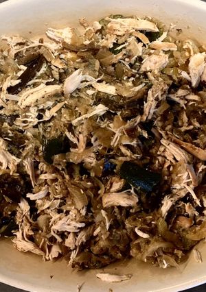 Una foto de Shawarma de pollo con verduras en la crockpot 🍗