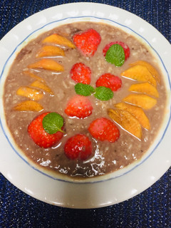 Una foto de Smoohtie de avena con chocolate, fresas, caqui !!