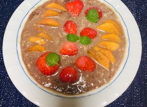 Una foto de Smoohtie de avena con chocolate, fresas, caqui !!
