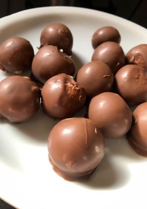 Una foto de Bombón de coco y ganache de choco blanco
