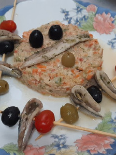 Una foto de Boquerones en vinagre y ensalada de atún