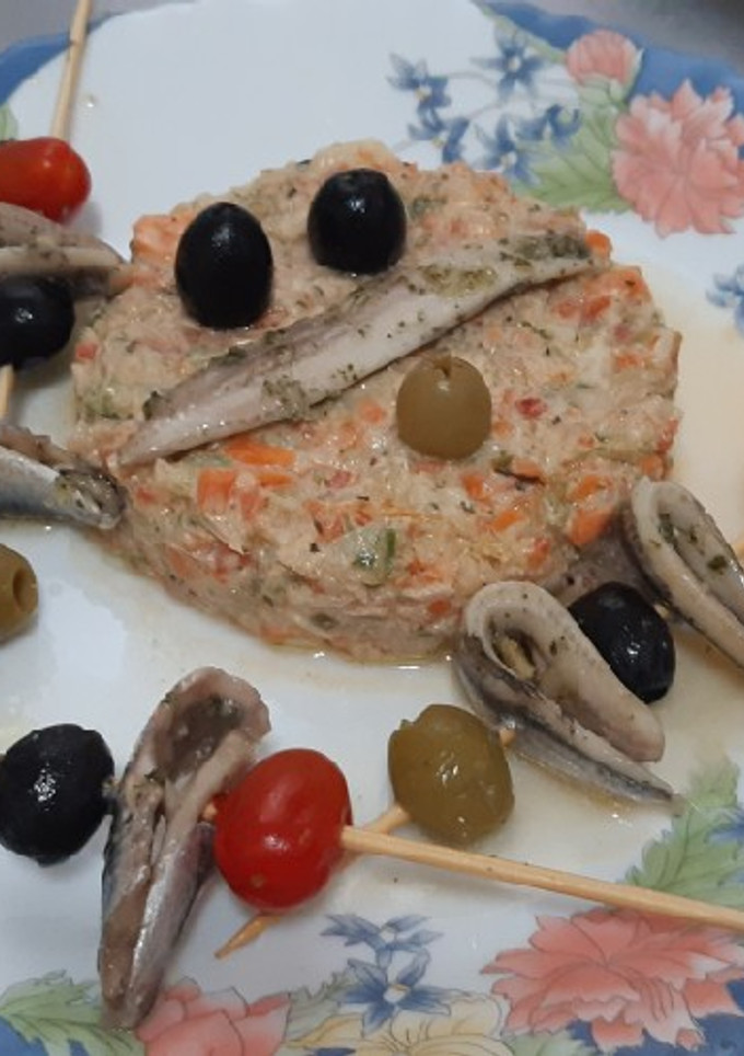 Una foto de Boquerones en vinagre y ensalada de atún
