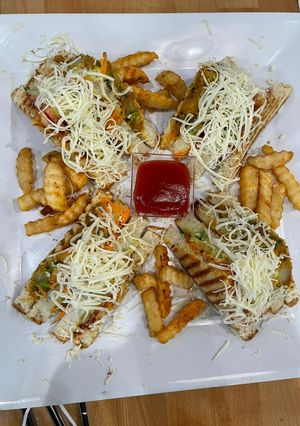 વેજીટેબલ ચીઝ ગ્રીલ સેન્ડવીચ (Vegetable Cheese Grill Sandwich Recipe In Gujarati) રેસીપી મુખ્ય ફોટો