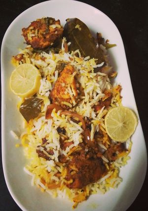 A picture of Chicken tikka biryani.