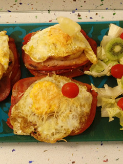 Una foto de Pincho de lomo gratinado con queso y ensalada