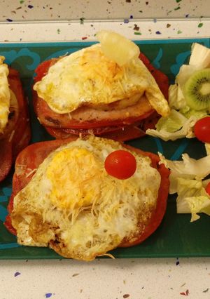 Foto principal de Pincho de lomo gratinado con queso y ensalada