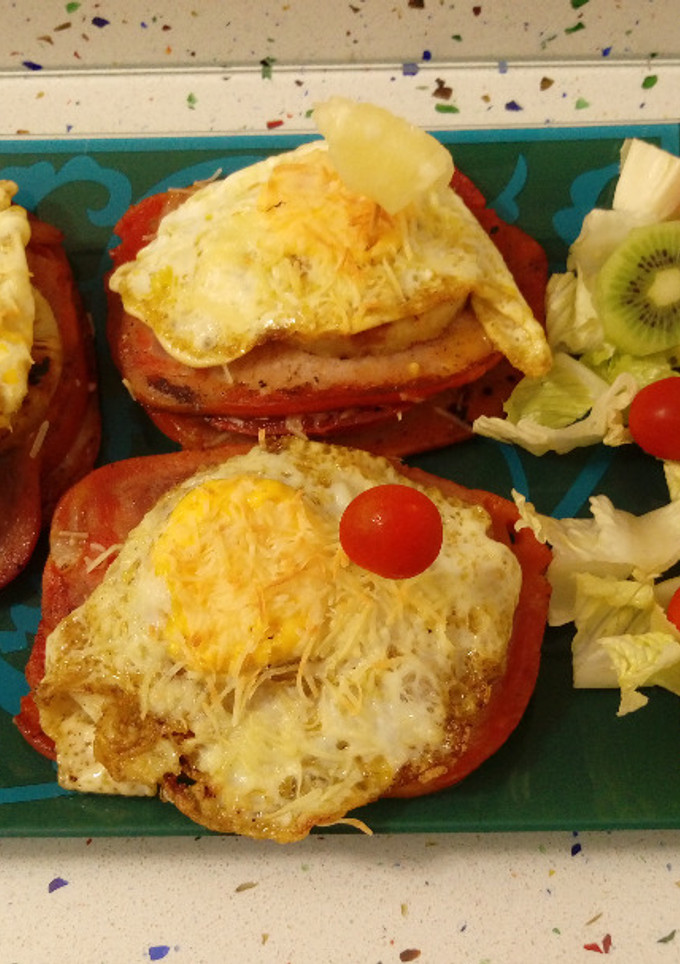 Una foto de Pincho de lomo gratinado con queso y ensalada