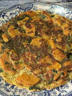 Una foto de Tortilla de batata, espinacas y cebolla morada