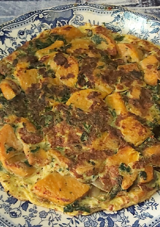 Una foto de Tortilla de batata, espinacas y cebolla morada